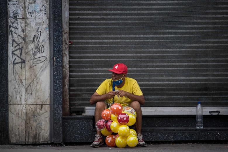 Una persona vende globos y pelotas, el 9 de marzo del 2022, en Caracas (Venezuela). El incremento del salario mínimo en Venezuela en un 1,705 %, anunciado por el presidente Nicolás Maduro la semana pasada y que pasará de 1,6 dólares al mes a poco menos de 29 dólares, es insuficiente