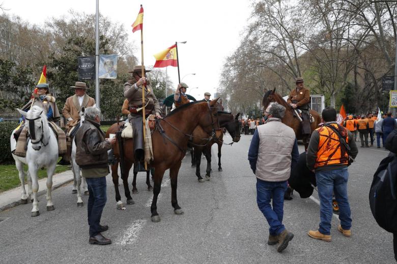 Manifestantes a caballo han llegado a la capital para protestar contra el abandono rural