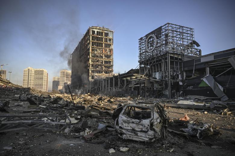 Una columna de humo sobre el centro comercial Retroville de Kiev reducido a cenizas