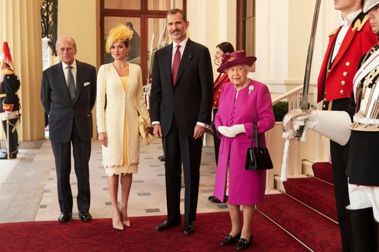 Sus Majestades los Reyes junto a Su Majestad la Reina Isabel y el Duque de Edimburgo a su llegada al Palacio de Buckingham, julio de 2017
