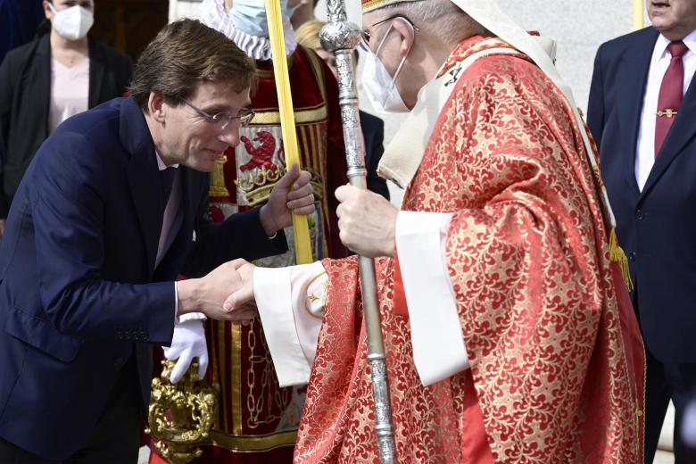 El alcalde de Madrid, José Luis Martínez-Almeida (i) saluda al El arzobispo de Madrid, cardenal Carlos Osoro (d) durante la bendición de las palmas y a la eucaristía del Domingo de Ramos en la Catedral de la Almudena en Madrid