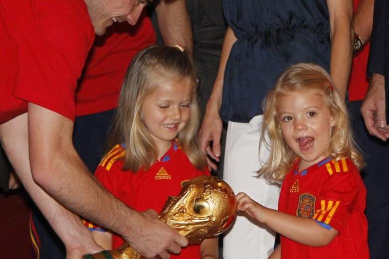 Una de las instantáneas más populares, cuando el portero de la Selección Española de Fútbol mostró la Copa del Mundo a las hijas de los Reyes