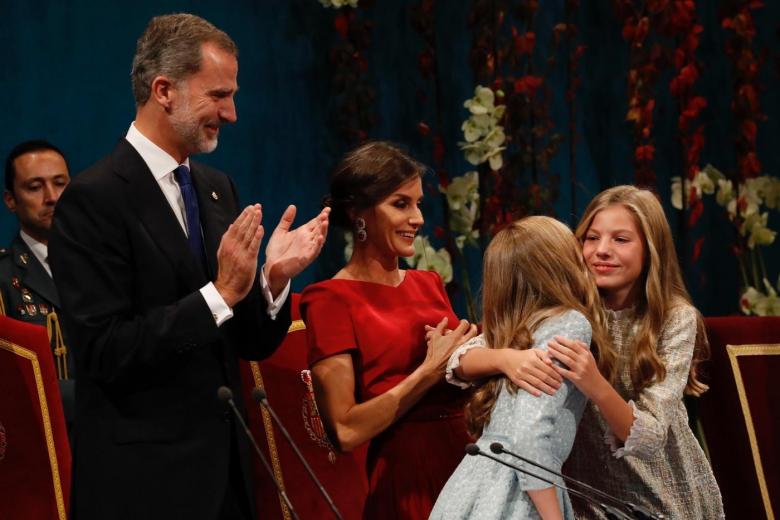 La Princesa de Asturias recibe la felicitación de la Infanta Sofía al finalizar su intervención en los Premios Princesa de Asturias 2019