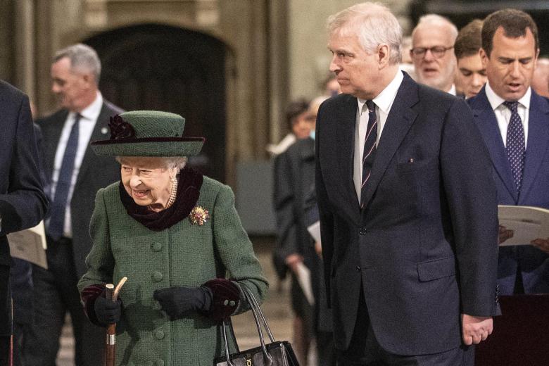 La Reina Isabel y el Príncipe Andrés, en el servicio religioso en homenaje a Felipe de Edimburgo, el pasado marzo