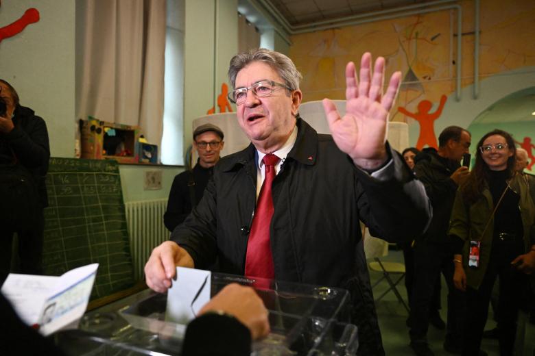 El líder del movimiento izquierdista francés La France Insoumise (LFI) y ex candidato a las elecciones presidenciales de 2022, Jean-Luc Melenchon, emite su voto en un colegio electoral en Marsella, en el sur de Francia