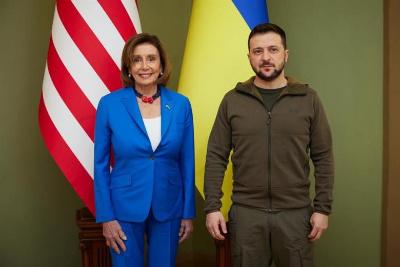 Nancy Pelosi con el rpesidente de Ucrania, Volodimir Zelenski