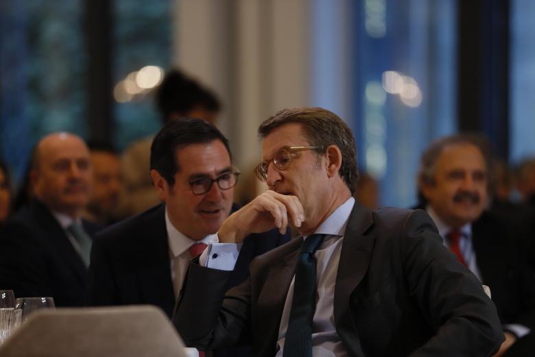 Antonio Garamendi, presidente de la CEOE, conversa con Alberto Núñez Feijóo durante el desayuno informativo organizado por El Debate