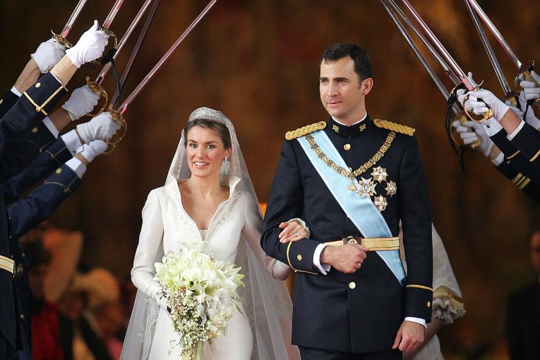 Spanish Crown Prince Felipe of Spain and his wife Princess Letizia Ortiz leave the Almudena cathedral  following their wedding in Madrid, Saturday May 22, 2004.(AP Photo/Odd Andersen, pool)