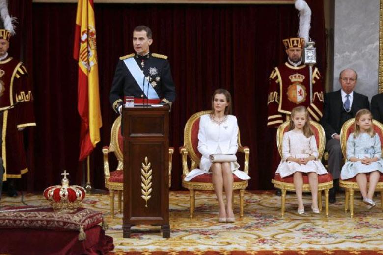 Don Felipe, junto a Doña Letizia y sus hijas en el Parlamento el día de su proclamación como Rey de España