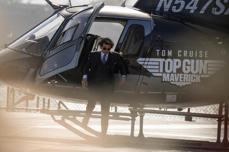 Tom Cruise llega al estreno mundial de Top Gun: Maverick a bordo de su propio helicóptero