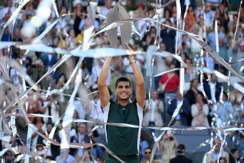 Carlos Alcaraz levanta el trofeo de campeón del Mutua Madrid Open