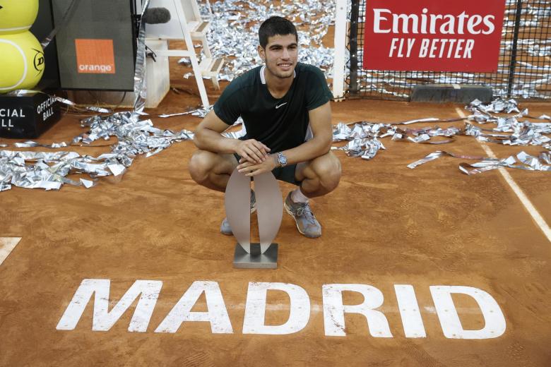 Carlos Alcaraz, con el trofeo de campeón del Mutua Madrid Open