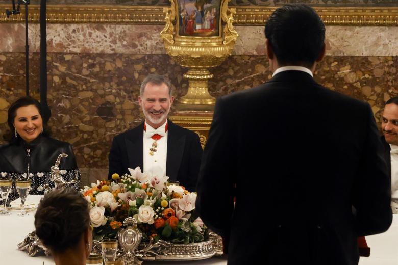 El rey Felipe escucha el discurso del emir de Qatar, Tamim bin Hamad Al Thani, durante a la cena de gala celebrada este martes en el Palacio Real, en Madrid