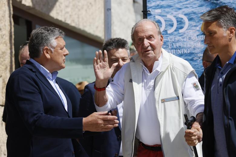 Don Juan Carlos saluda a los muchos ciudadanos que lo han recibido en el Club Náutico de Sanxenxo