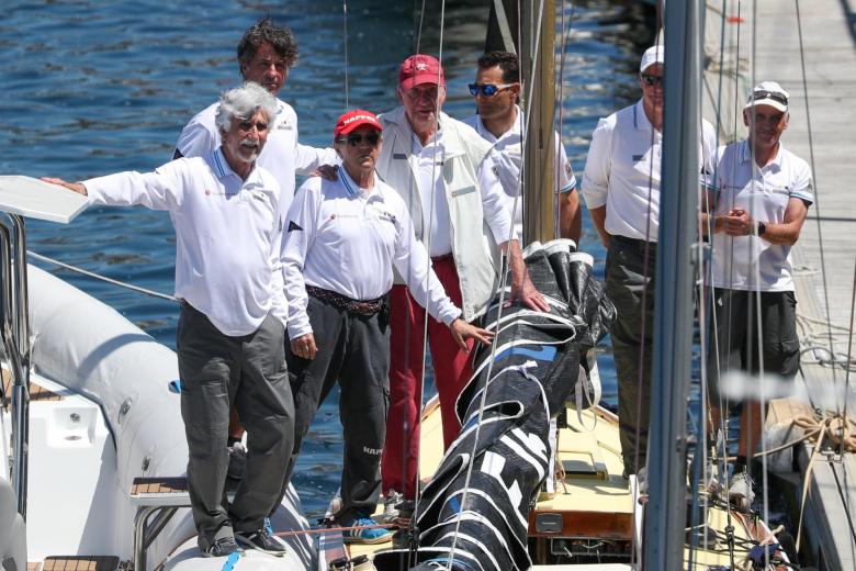 Don Juan Carlos y  Pedro Campos han posado con el resto de la tripulación del Bribón