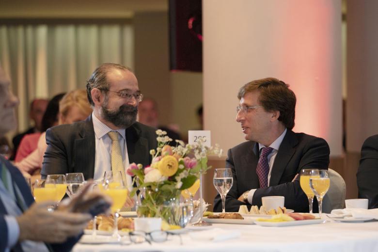 Alfonso Bullón de Mendoza, presidente de El Debate, conversa con el alcalde de Madrid, José Luis Martínez-Almeida