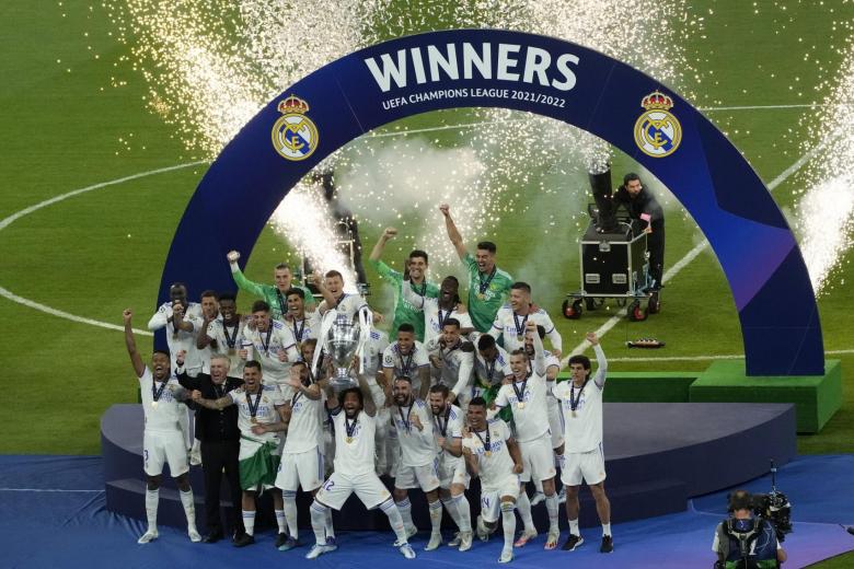 El capitán del Real Madrid, Marcelo, levanta la 14º Copa de Europa