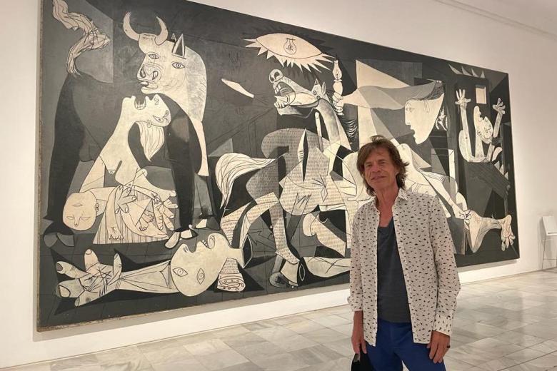 Mick Jagger posa frente al Guernica, en el Museo Reina Sofía