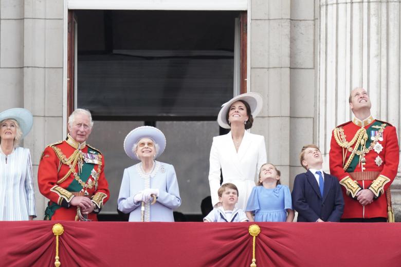 La Reina Isabel II, flanqueada por el Príncipe Carlos y Camilla Parker Bowles y los Duques de Cambridge con sus tres hijos
