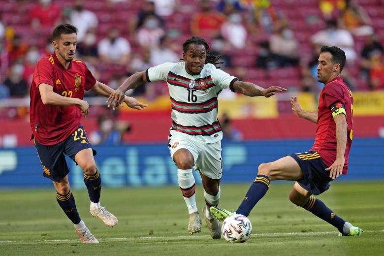 Renato Sanches, junto a Pablo Sarabia y Sergio Busquets, en el último enfrentamiento entre España y Portugal
