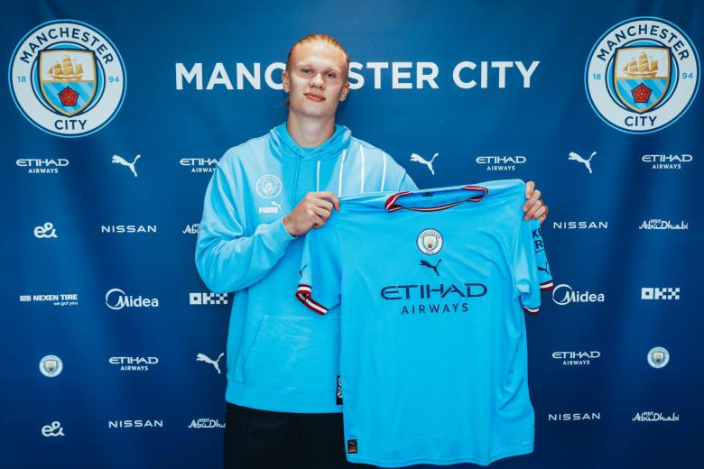 Haaland posa con la camiseta del Manchester City