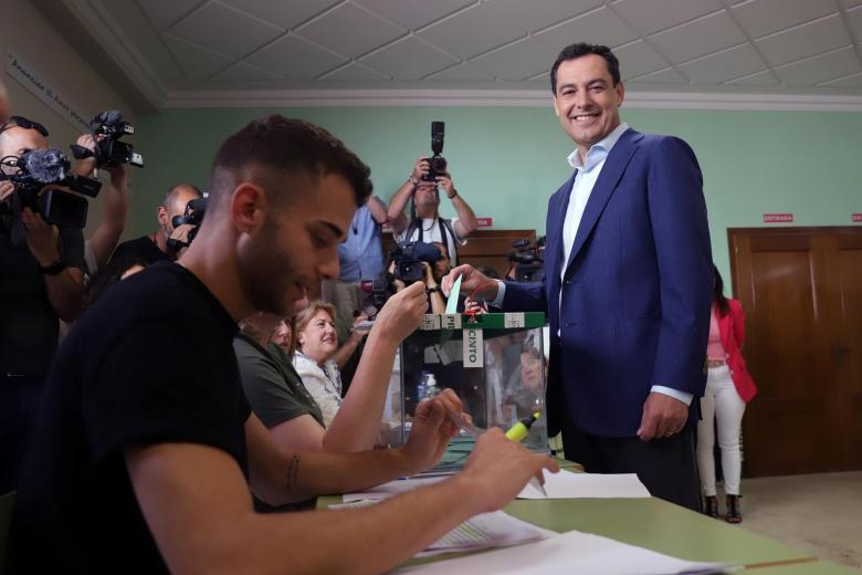 El presidente del PP andaluz y candidato a revalidar la Presidencia de la Junta, Juanma Moreno, acude a votar con motivo de las elecciones autonómicas, en su colegio electoral en la capital malagueña