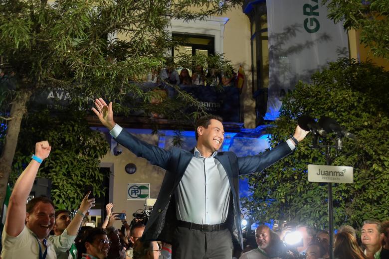 El candidato del Partido Popular en Andalucía, Juanma Moreno, sube al escenario a dar un discurso