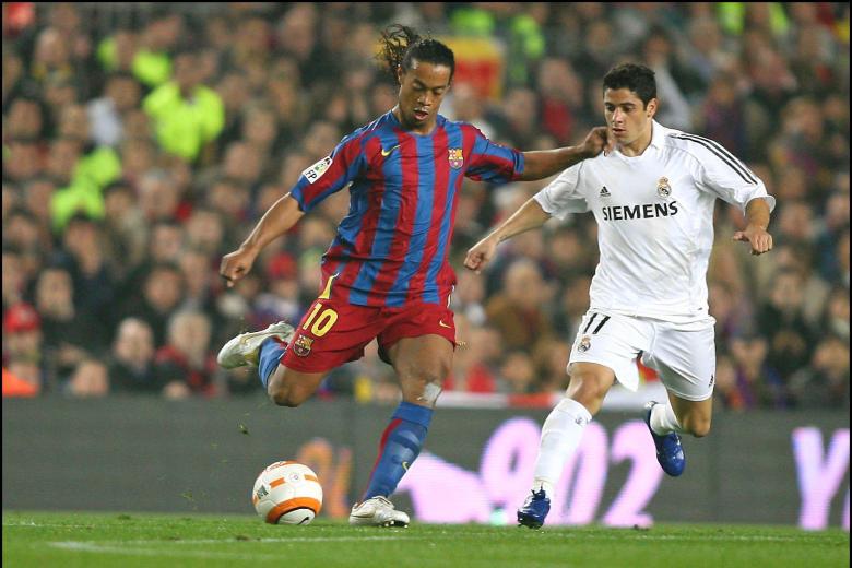 Cicinho, junto a Ronaldinho, en un Barcelona - Real Madrid de 2006