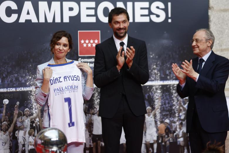 Isabel Díaz Ayuso, Sergio Llull y Florentino Pérez en la celebración de la Liga número 36 del Real Madrid