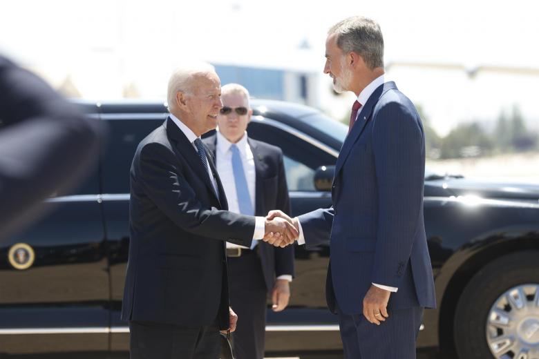 El rey Felipe VI recibe al presidente de Estados Unidos, Joe Biden este martes en la Base Aérea de Torrejón de Ardoz, en Madrid
