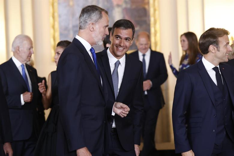 El rey Felipe VI (i) y el presidente del Gobierno, Pedro Sánchez (c), durante la recepción a los jefes de Estado y jefes de Gobierno hoy martes en el Salón del Trono del Palacio Real