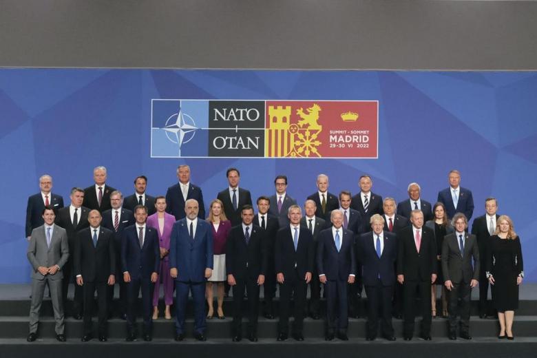 Foto de familia de los líderes participantes en la cumbre de la OTAN