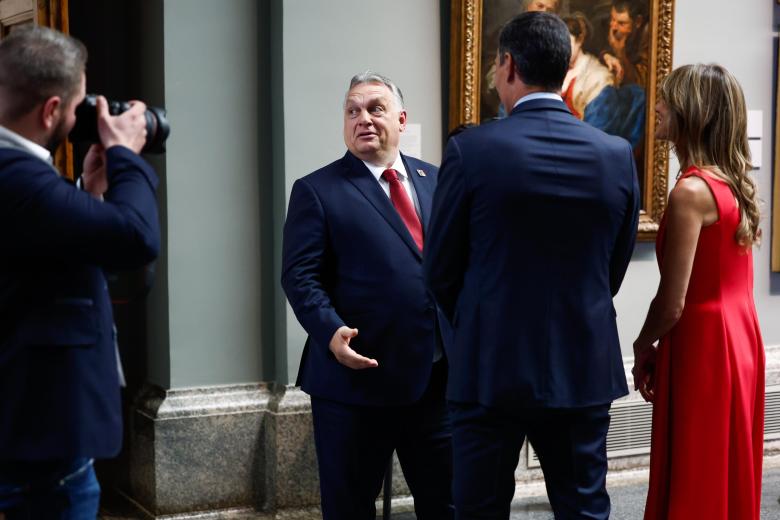 Viktor Orban, primer ministro de Hungría, llega al Museo del Prado, donde es recibido por Pedro Sánchez y su mujer, Begoña Gómez