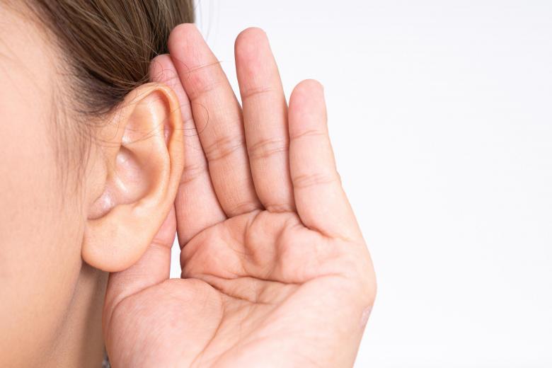 Pérdida de audición y tinnitus. Varios estudios han demostrado que el virus puede infectar las células del oído interno provocando pérdida de audición y tinnitus (zumbido intenso).