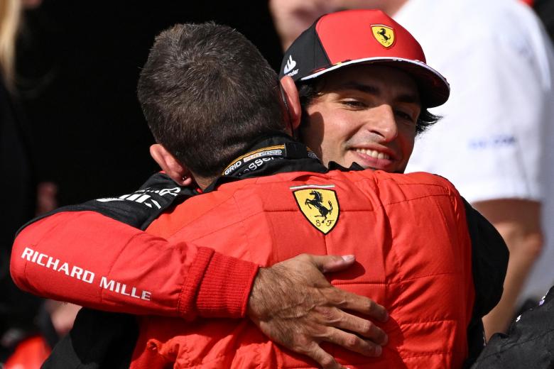 Carlos Sainz se abraza al jefe del equipo Ferrari
