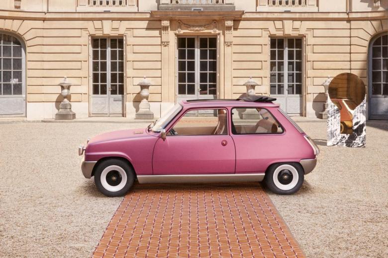 Tecnología actual con motor 100 % eléctrico y batería de alta capacidad, el Renault 5 volverá a ser uno del los coches obligados en las ciudades europeas más elegantes