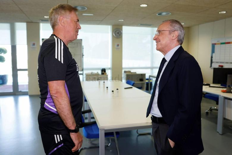 Florentino Pérez charla con Carlo Ancelotti en el inicio de la pretemporada del Real Madrid, que se llevará a cabo en tres fases