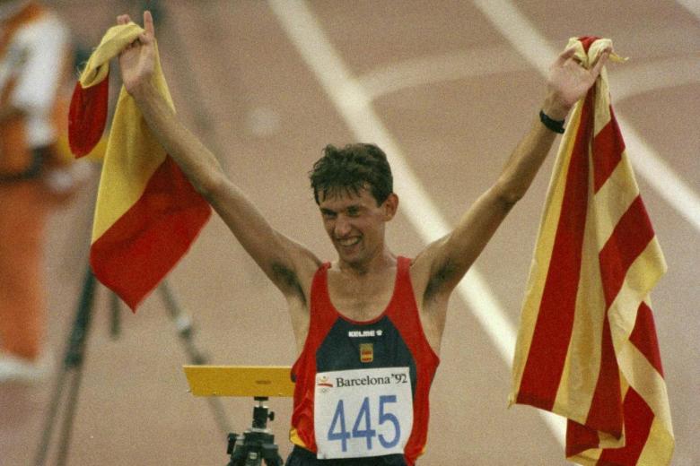 Daniel Plaza, el primer oro de España - El atleta, agarrado a las banderas española y catalana, celebró un hito en el deporte de nuestro país: ganó la prueba de 20km marcha y se convirtió en el primer deportista español en ganar un oro olímpico en toda la historia