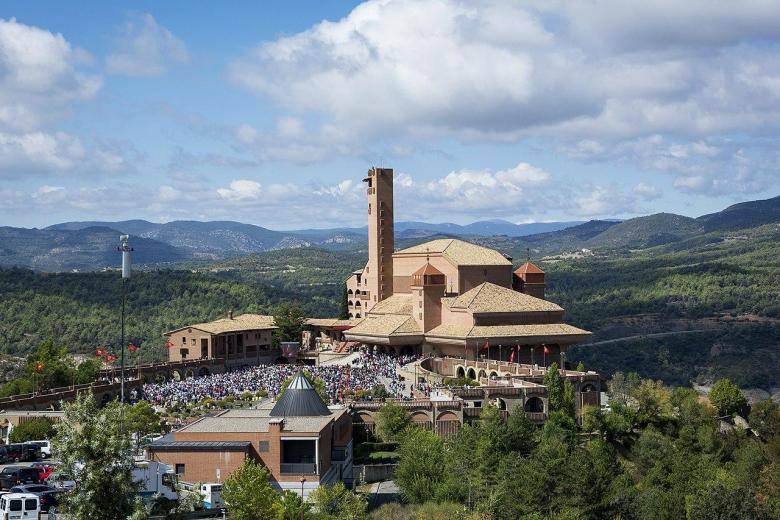 La Virgen de Torreciudad (Huesca) data de hace mil años. La antigua ermita se halla entre riscos de complejo acceso en medio de las elevaciones que preceden a los Pirineos. Sin embargo, su historia cambió en 1904, cuando San Josemaría Escrivá tenía dos años y sus padres peregrinaron desde Barbastro, a unos veinte kilómetros, para agradecer la curación de su hijo, que había estado gravemente enfermo. En 1975, el mismo año de su fallecimiento, el fundador del Opus Dei ve cómo concluyen los trabajos del nuevo santuario de grandes dimensiones, pensado para acoger a miles de peregrinos. La inauguración del recinto sucedió un par de semanas tras su muerte. Este santuario está planteado como un compendio de devoción intensa y de espacios amplios, por encima de un pantano y con vistas a los montes. Cuenta con capillas que recrean Loreto o El Pilar y con recorridos al aire libre para rezar cada etapa del rosario, del Vía Crucis o de los Dolores y Gozos de San José.