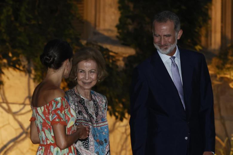 Los Reyes Felipe VI y Letizia junto a la Reina Sofía en Marivent, durante la recepción de la sociedad balear