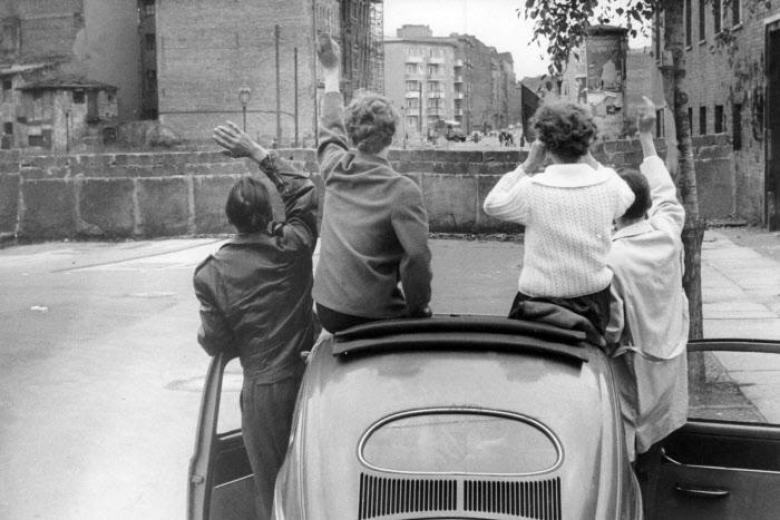 Una familia de Berlín Occidental saluda a sus familiares de Berlín Oriental el 10 de septiembre de 1961