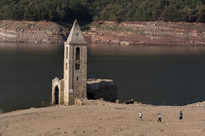 El pantano de Sau, en el término de Vilanova de Sau (Barcelona) y que está al 39% por ciento de su capacidad debido a la sequía que sufre Cataluña deja al descubierto la iglesia románica del siglo XI