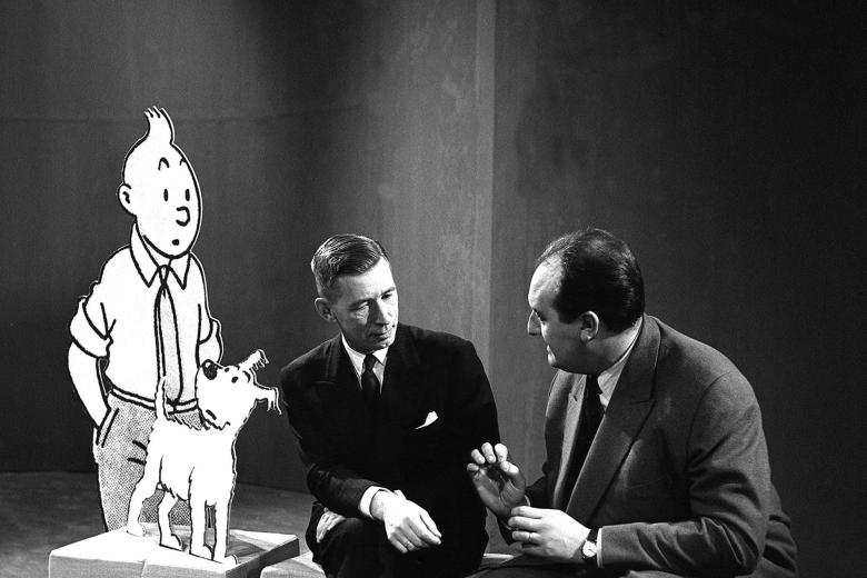 Entrevista aHergé, acompañado de un dibujo de Tintín y Milú, en la televisión francesa en 1957