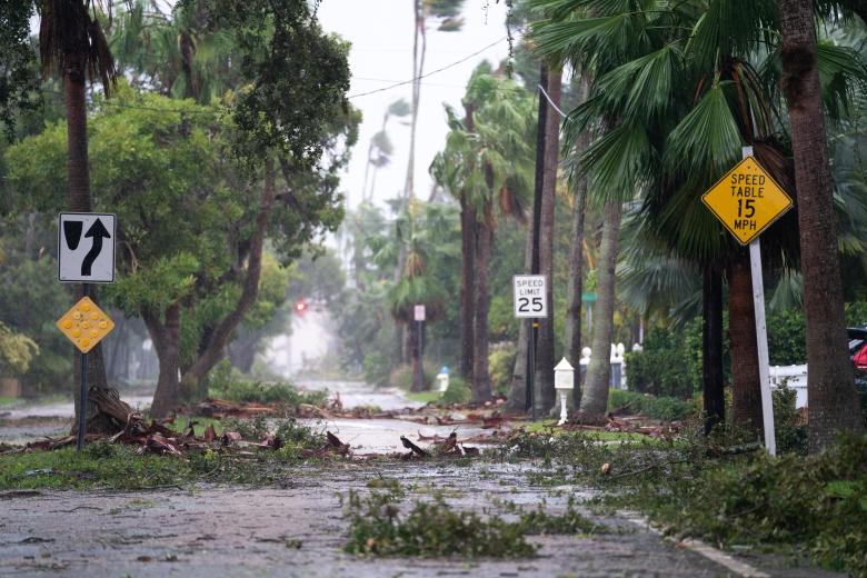 Los escombros de la tormenta ensucian una calle tras el huracán Ian en Sarasota