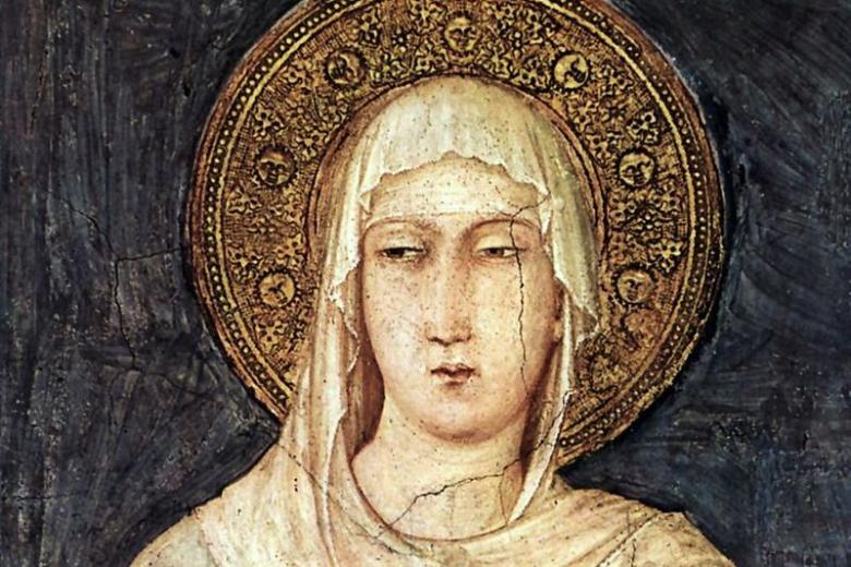 También Clara, una joven de Asís, de familia noble, se unió a la escuela de Francisco. Así nació la Segunda Orden franciscana, la de las clarisas, otra experiencia destinada a dar insignes frutos de santidad en la Iglesia. También el sucesor de Inocencio III, el Papa Honorio III, con su bula Cum dilecti de 1218 sostuvo el desarrollo singular de los primeros Frailes Menores, que iban abriendo sus misiones en distintos países de Europa, incluso en Marruecos. En 1219 Francisco obtuvo permiso para ir a Egipto a hablar con el sultán musulmán Melek-el-Kâmel, para predicar también allí el Evangelio de Jesús. Deseo subrayar este episodio de la vida de san Francisco, que tiene una gran actualidad. En una época en la cual existía un enfrentamiento entre el cristianismo y el islam, Francisco, armado voluntariamente sólo de su fe y de su mansedumbre personal, recorrió con eficacia el camino del diálogo. Las crónicas nos narran que el sultán musulmán le brindó una acogida benévola y un recibimiento cordial. Es un modelo en el que también hoy deberían inspirarse las relaciones entre cristianos y musulmanes: promover un diálogo en la verdad, en el respeto recíproco y en la comprensión mutua (cf. Nostra aetate, 3). Parece ser que después, en 1220, Francisco visitó la Tierra Santa, plantando así una semilla que daría mucho fruto: en efecto, sus hijos espirituales hicieron de los Lugares donde vivió Jesús un ámbito privilegiado de su misión. Hoy pienso con gratitud en los grandes méritos de la Custodia franciscana de Tierra Santa. A su regreso a Italia, Francisco encomendó el gobierno de la Orden a su vicario, fray Pietro Cattani, mientras que el Papa encomendó la Orden, que recogía cada vez más adhesiones, a la protección del cardenal Ugolino, el futuro Sumo Pontífice Gregorio IX. Por su parte, el Fundador, completamente dedicado a la predicación, que llevaba a cabo con gran éxito, redactó una Regla, que fue aprobada más tarde por el Papa. En 1224, en el eremitorio de la Verna, Francisco ve el Crucifijo en la forma de un serafín y en el encuentro con el serafín crucificado recibe los estigmas; así llega a ser uno con Cristo crucificado: un don, por lo tanto, que expresa su íntima identificación con el Señor. La muerte de Francisco —su transitus— aconteció la tarde del 3 de octubre de 1226, en "la Porziuncola". Después de bendecir a sus hijos espirituales, murió, recostado sobre la tierra desnuda. Dos años más tarde el Papa Gregorio IX lo inscribió en el catálogo de los santos. Poco tiempo después, en Asís se construyó una gran basílica en su honor, que todavía hoy es meta de numerosísimos peregrinos, que pueden venerar la tumba del santo y gozar de la visión de los frescos de Giotto, el pintor que ilustró de modo magnífico la vida de Francisco. Se ha dicho que Francisco representa un alter Christus, era verdaderamente un icono vivo de Cristo. También fue denominado "el hermano de Jesús". De hecho, este era su ideal: ser como Jesús; contemplar el Cristo del Evangelio, amarlo intensamente, imitar sus virtudes. En particular, quiso dar un valor fundamental a la pobreza interior y exterior, enseñándola también a sus hijos espirituales. La primera Bienaventuranza en el Sermón de la montaña —Bienaventurados los pobres de espíritu, porque de ellos es el reino de los cielos (Mt 5, 3)— encontró una luminosa realización en la vida y en las palabras de san Francisco. Queridos amigos, los santos son realmente los mejores intérpretes de la Biblia; encarnando en su vida la Palabra de Dios, la hacen más atractiva que nunca, de manera que verdaderamente habla con nosotros. El testimonio de Francisco, que amó la pobreza para seguir a Cristo con entrega y libertad totales, sigue siendo también para nosotros una invitación a cultivar la pobreza interior para crecer en la confianza en Dios, uniendo asimismo un estilo de vida sobrio y un desprendimiento de los bienes materiales. En Francisco el amor a Cristo se expresó de modo especial en la adoración del Santísimo Sacramento de la Eucaristía. En las Fuentes franciscanas se leen expresiones conmovedoras, como esta: "¡Tiemble el hombre todo entero, estremézcase el mundo todo y exulte el cielo cuando Cristo, el Hijo de Dios vivo, se encuentra sobre el altar en manos del sacerdote! ¡Oh celsitud admirable y condescendencia asombrosa! ¡Oh sublime humildad, oh humilde sublimidad: que el Señor del mundo universo, Dios e Hijo de Dios, se humilla hasta el punto de esconderse, para nuestra salvación, bajo una pequeña forma de pan!" (Francisco de Asís, Escritos, Editrici Francescane, Padua 2002, p. 401). En este Año sacerdotal me complace recordar también una recomendación que Francisco dirigió a los sacerdotes: "Siempre que quieran celebrar la misa ofrezcan purificados, con pureza y reverencia, el verdadero sacrificio del santísimo Cuerpo y Sangre de nuestro Señor Jesucristo" (ib., 399). Francisco siempre mostraba una gran deferencia hacia los sacerdotes, y recomendaba que se les respetara siempre, incluso en el caso de que personalmente fueran poco dignos. Como motivación de este profundo respeto señalaba el hecho de que han recibido el don de consagrar la Eucaristía. Queridos hermanos en el sacerdocio, no olvidemos nunca esta enseñanza: la santidad de la Eucaristía nos pide ser puros, vivir de modo coherente con el Misterio que celebramos. Del amor a Cristo nace el amor hacia las personas y también hacia todas las criaturas de Dios. Este es otro rasgo característico de la espiritualidad de Francisco: el sentido de la fraternidad universal y el amor a la creación, que le inspiró el célebre Cántico de las criaturas. Es un mensaje muy actual. Como recordé en mi reciente encíclica Caritas in veritate, sólo es sostenible un desarrollo que respete la creación y que no perjudique el medio ambiente (cf. nn. 48-52), y en el Mensaje para la Jornada mundial de la paz de este año subrayé que también la construcción de una paz sólida está vinculada al respeto de la creación. Francisco nos recuerda que en la creación se despliega la sabiduría y la benevolencia del Creador. Él entiende la naturaleza como un lenguaje en el que Dios habla con nosotros, en el que la realidad se vuelve transparente y podemos hablar de Dios y con Dios.