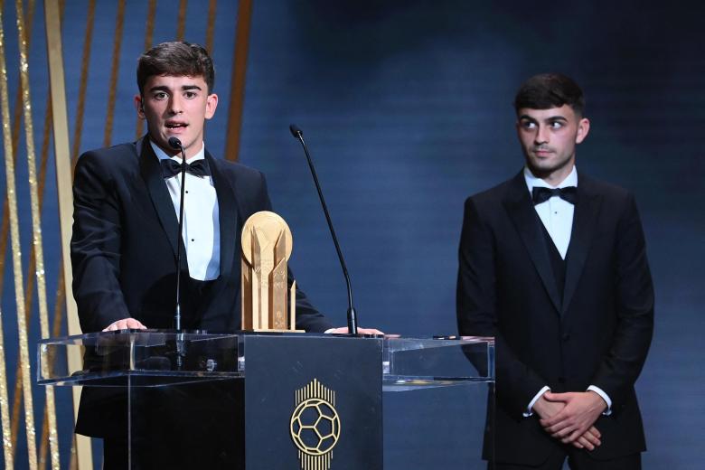 Gavi ha ganado el Premio Kopa a mejor futbolista sub-21. Se lo ha entregado su compañero Pedri