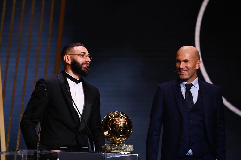 De francés madridista a otro francés madridista: Zidane le ha entregado el Balón de Oro a Karim Benzema.
