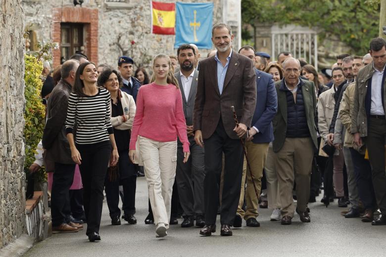 Los Reyes de España, Felipe VI y Letizia, y la Princesa de Asturias Leonor, visitan la parroquia de Cadavedo, en el municipio de Valdés