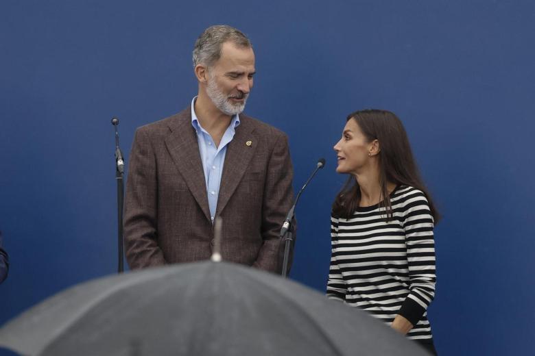 Los Reyes Felipe VI y Letizia conversan tras la indisposición de la Princesa Leonor durante la visita a Cadavedo, Asturias