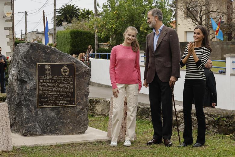 La Princesa de Asturias Leonor, acompañada por sus padres, los Reyes Felipe VI y Letizia, desvela una placa conmemorativa de su visita a Cadavedo